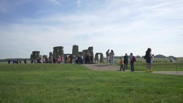 Turisté Navštíví Stonehenge — Stock video