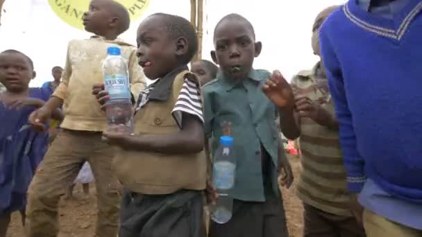 Africké Děti Drží Láhve Vodou Tanec — Stock video