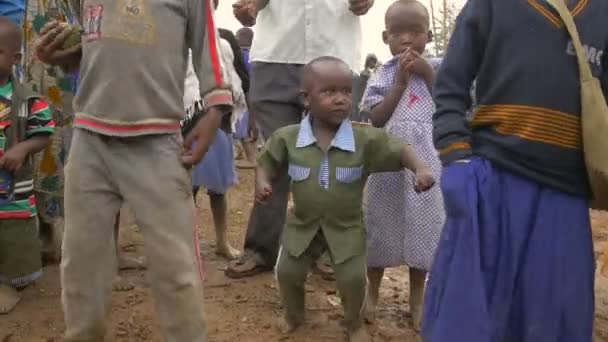 Lille Afrikanske Gutt Danser – stockvideo