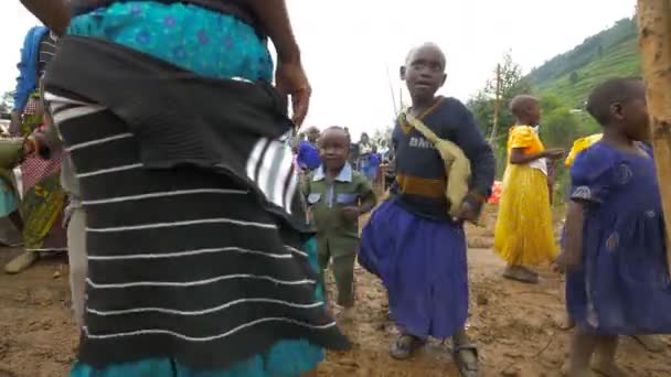 Afrikaanse Kinderen Dansen Blootsvoets — Stockvideo