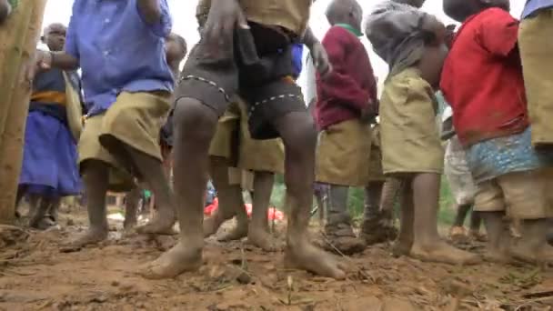 Afrikaanse Kinderen Voeten Dansen Modder — Stockvideo