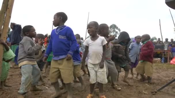 Afričtí Chlapci Tančí Blátě — Stock video