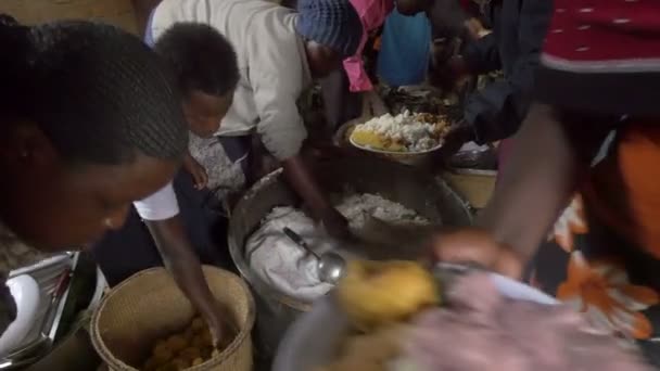 Mujeres Africanas Sirviendo Comida Gente — Vídeo de stock