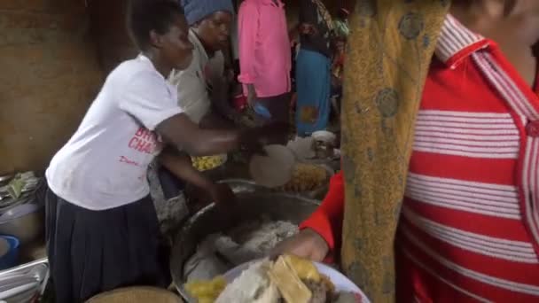 Afrykanki Serwujące Ludziom Jedzenie — Wideo stockowe