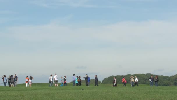 Άνθρωποι Που Επισκέπτονται Μνημείο Stonehenge Στο Wiltshire — Αρχείο Βίντεο