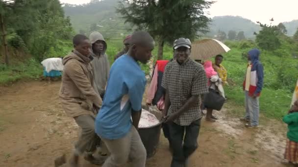 Hombres Africanos Llevando Una Olla Grande — Vídeo de stock