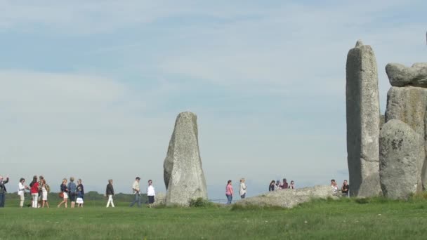 Pan Derecha Las Personas Que Visitan Stonehenge — Vídeos de Stock