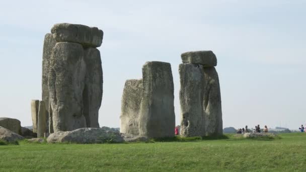 Pan Links Van Rotsen Bij Stonehenge — Stockvideo