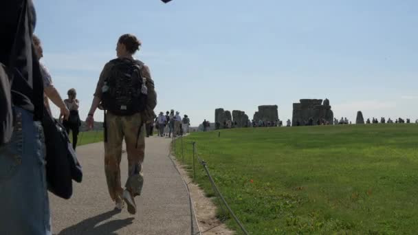 Turister Besöker Monumentet Stonehenge — Stockvideo