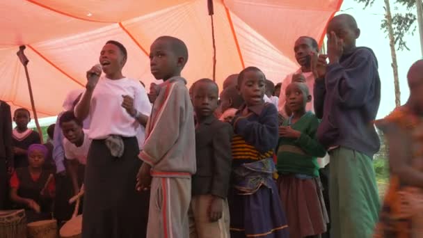 Footage Uganda Lifestyle African Woman Singing Children Standing Tent — Wideo stockowe