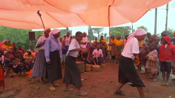 Αφρικανικές Γυναίκες Χορεύουν Στη Σειρά — Αρχείο Βίντεο