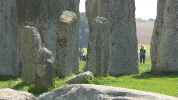 Sluiten Van Verticale Stenen Bij Stonehenge — Stockvideo