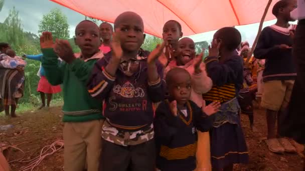 Afrikanische Kinder Tanzen Und Klatschen — Stockvideo