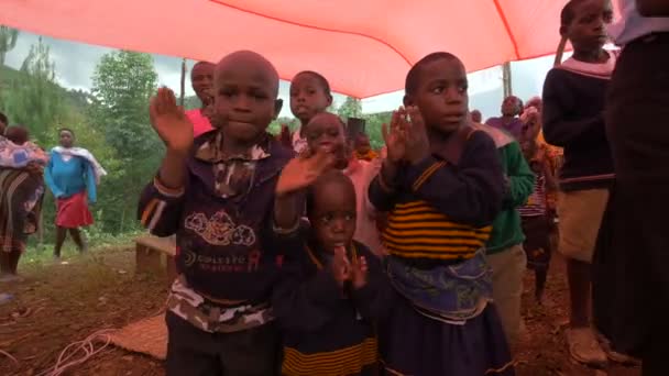 Enfants Africains Dansant Applaudissant Dans Une Tente — Video