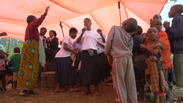 Afrikanische Frauen Singen Und Kinder Stehen — Stockvideo