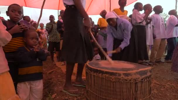 Afrikalılar Şarkı Söyler Dans Eder Davul Çalar — Stok video