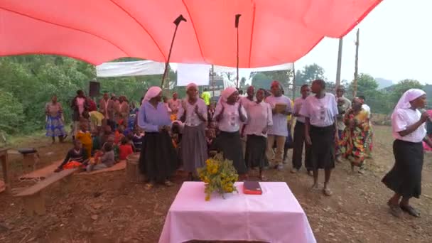 Femmes Africaines Dansant Dans Une Tente Rouge — Video