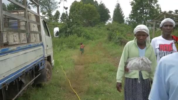 Imágenes Del Estilo Vida Uganda Adultos Africanos Caminando Niños — Vídeo de stock
