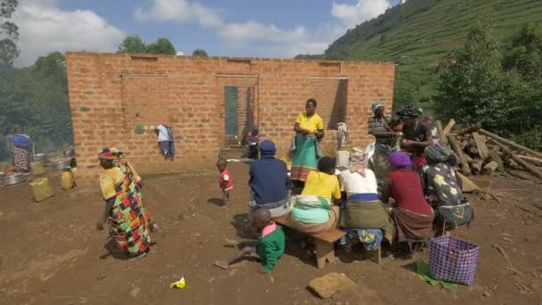 Mujeres Africanas Pelando Patatas — Vídeo de stock
