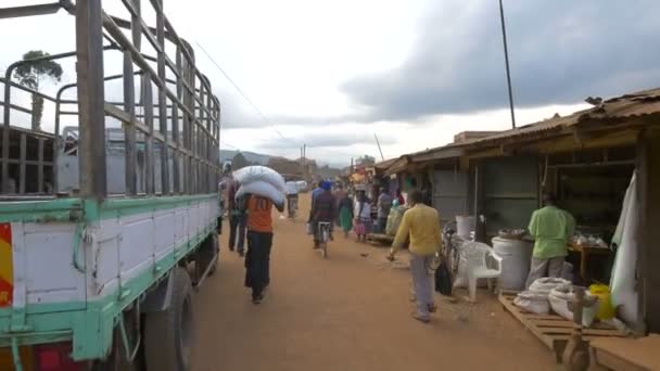 Folk Går Gaten Uganda – stockvideo