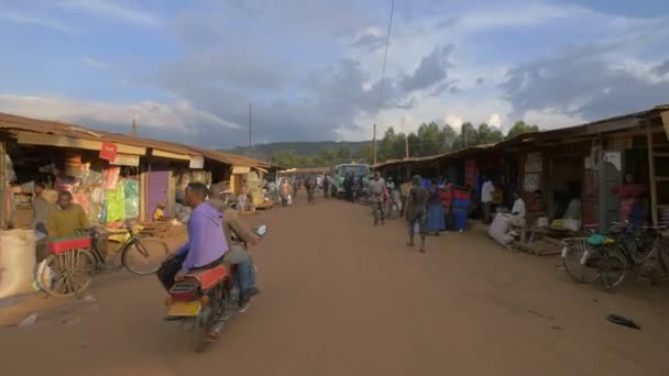 Persone Una Piccola Strada Uganda — Video Stock