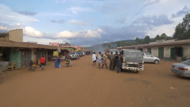 Staubige Straße Uganda — Stockvideo