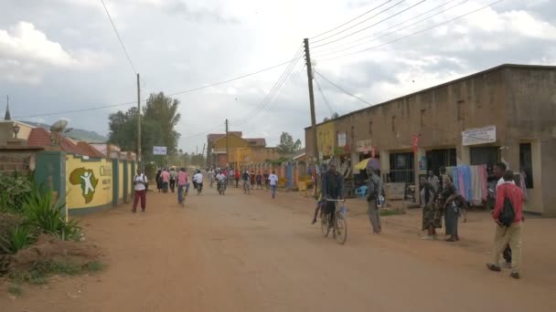 Menschen Auf Einer Straße Uganda — Stockvideo