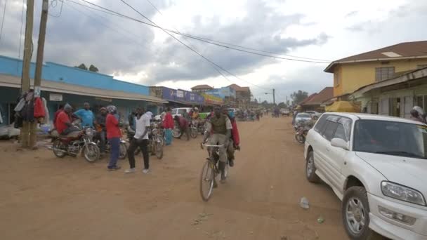 Menschen Und Motorräder Auf Einer Straße Uganda — Stockvideo