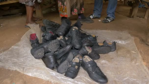 Footage Uganda Lifestyle Throwing Shoes Pile Shoes — Stok video