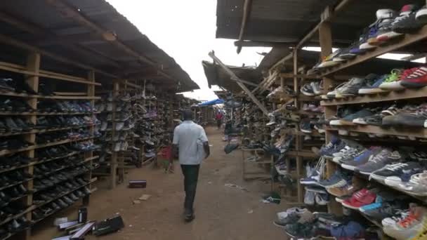 Άνθρωπος Που Περπατά Μια Αγορά Παπουτσιών Ουγκάντα — Αρχείο Βίντεο