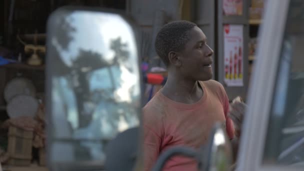 Homme Africain Manger Fenêtre Voiture Premier Plan — Video