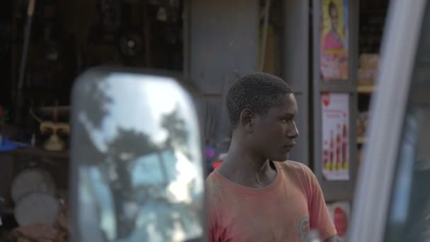 Afrikkalainen Mies Seisoo Kuorinta Hedelmä — kuvapankkivideo