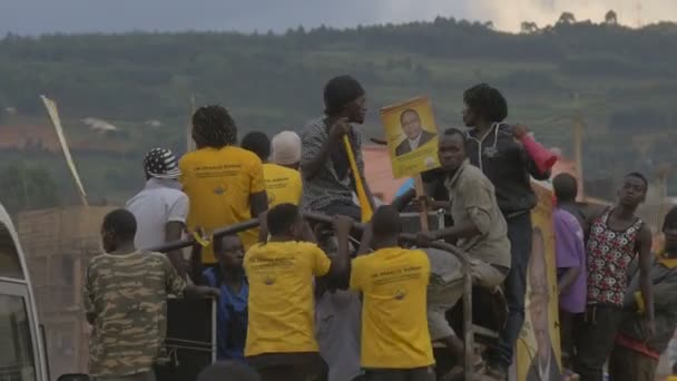 Coche Con Gente Africana Una Manifestación Callejera — Vídeos de Stock