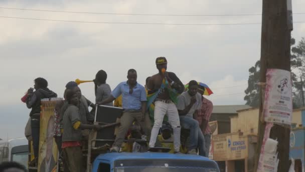 乌干达 男人站在汽车上跳舞 — 图库视频影像