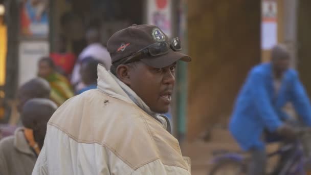 Şapkalı Güneş Gözlüklü Afrikalı — Stok video