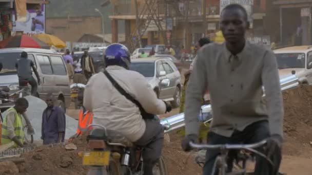Verkehr Auf Einer Bau Befindlichen Straße Afrika — Stockvideo