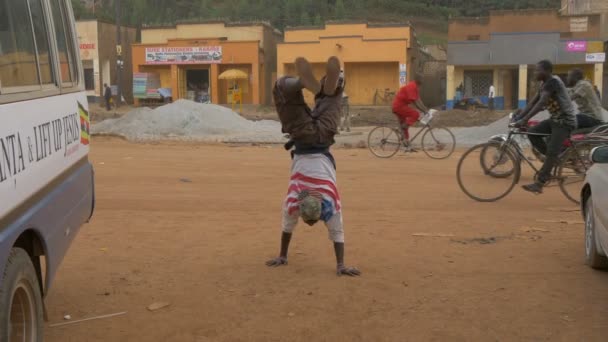 Afrikkalainen Mies Kävelee Käsillään — kuvapankkivideo
