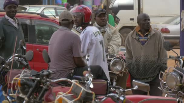 Afrikanske Menn Står Ved Parkerte Motorsykler – stockvideo
