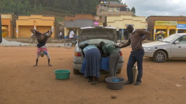 Footage Uganda Lifestyle African Man Performing Hand Walk Car — Stockvideo