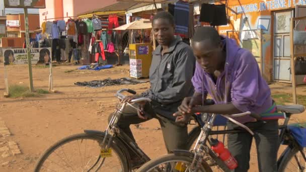 Afrikanske Menn Sitter Sykler – stockvideo