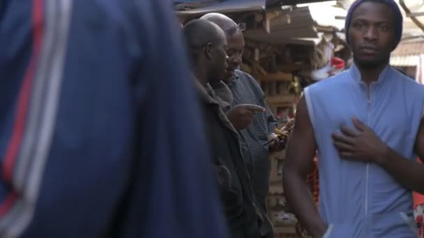 Hombres Africanos Mercado Zapatos — Vídeo de stock