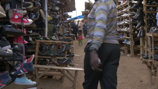 Egy Férfi Sétál Egy Cipőpiacon Kabale Ben Ugandában — Stock videók