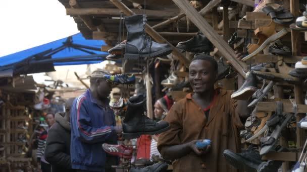 靴市場のアフリカ人男性 — ストック動画