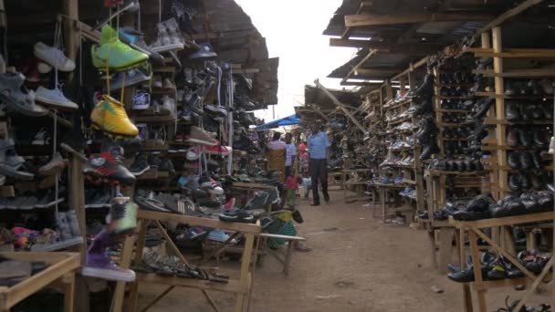 Ludzie Spacerujący Rynku Obuwniczym Kabale Uganda — Wideo stockowe