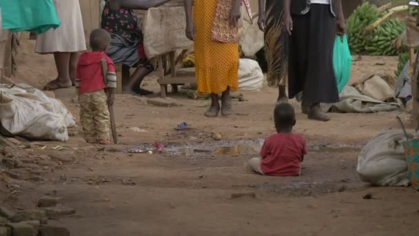 Африканские Дети Играют Рынке Кабале Уганда — стоковое видео