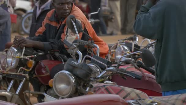 Parkerade Motorcyklar Afrika — Stockvideo