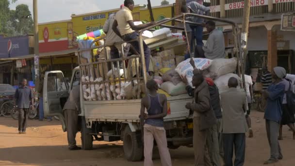 Footage Uganda Lifestyle Men Loading Truck Bags — Stockvideo