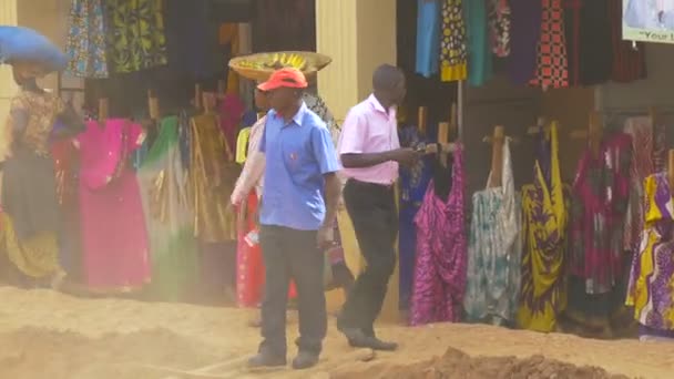 Mujeres Cargando Mercancías Sus Cabezas Una Calle Uganda — Vídeos de Stock