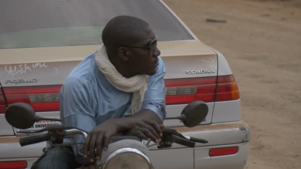 Vue Rapprochée Africain Assis Sur Une Moto — Video