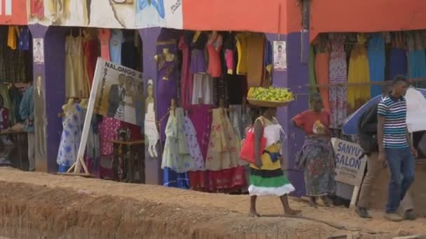 Footage Uganda Lifestyle African Woman Carrying Plate Fruits Head — стоковое видео
